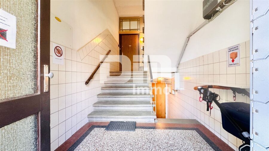 Gründerzeitliches Mehrfamilienhaus mit 8 bis 9 Wohneinheiten, Innenhof + Nebengebäude - haupteingang / Treppenhaus